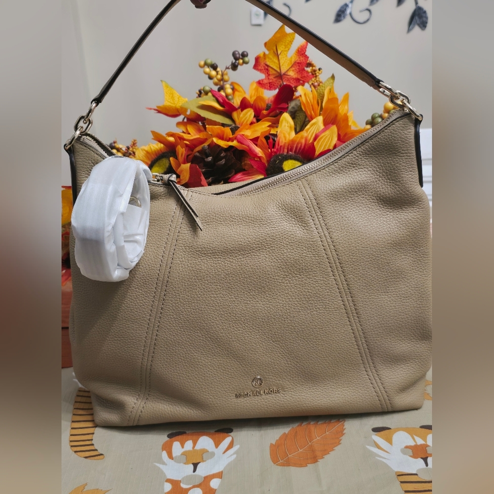 Michael Kors Beige Leather Shoulder Bag